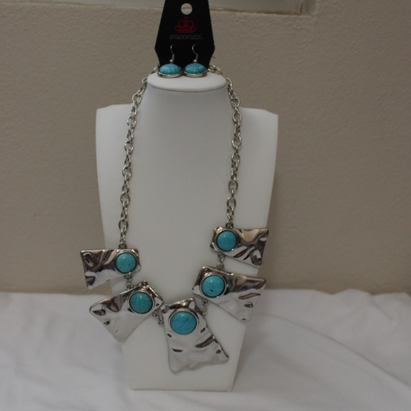 Cougar Blue Necklace and Earrings Set - Picture 4 of 6